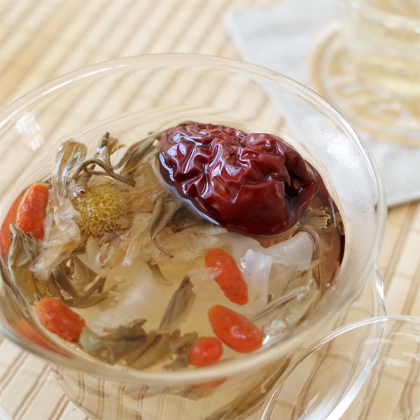 広がる生薬と緑茶の香り